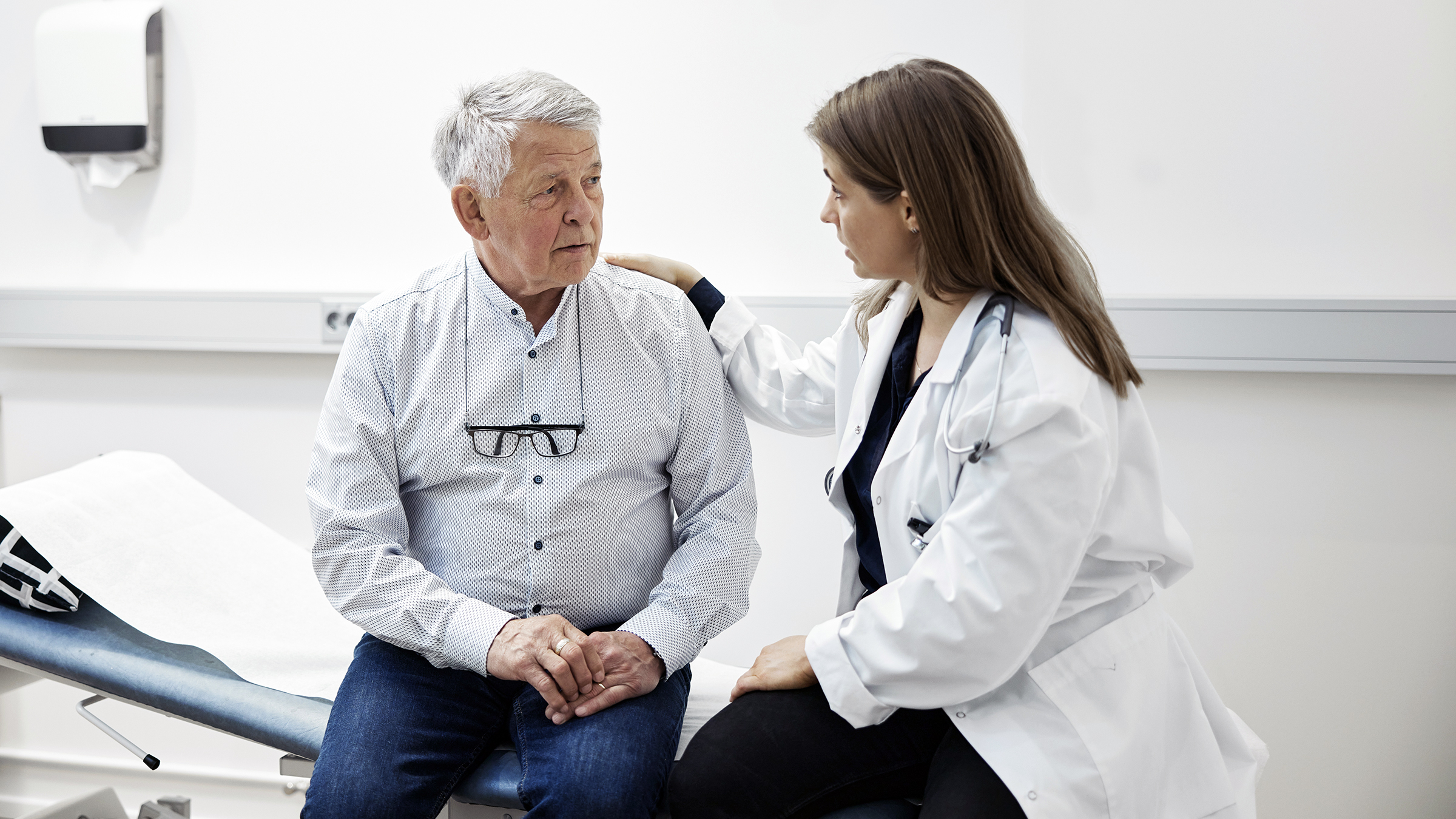 La enfermera aconseja al paciente sobre los medicamentos recetados.